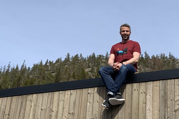 En kille sitter på ett tak