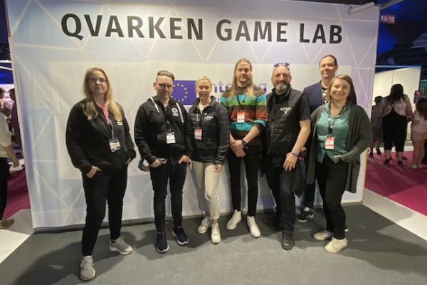 Kramfors kommun fanns med i Qvarken Game Lab:s monter under Arctic Week. Detta genom Susanne Königson (tre från vänster) och Jon Björkman (trea från höger).